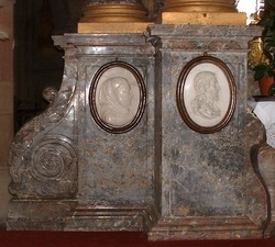 Les médailllons au pied des colonnes du Maître-Autel
